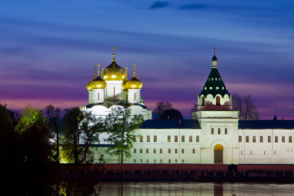 Golden Ring: Sergiev Posad, Vladimir, Suzdal, Kostroma,
Yaroslavl, Rostov Veliky